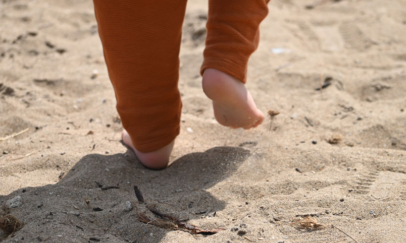 Füße laufen im Sand